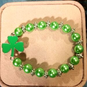 ☘️☘️St. Patrick's Day Stretch Bracelet with Green Pearls and 1 Shamrock …
